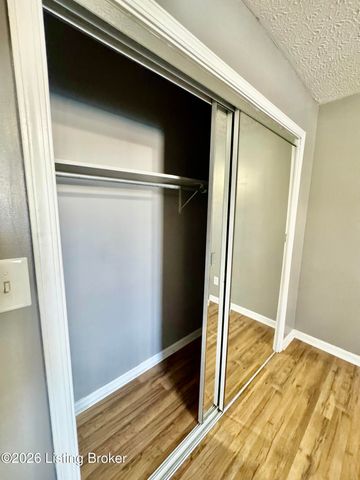 302 Bucky Burton Dr, Louisville, KY 40229