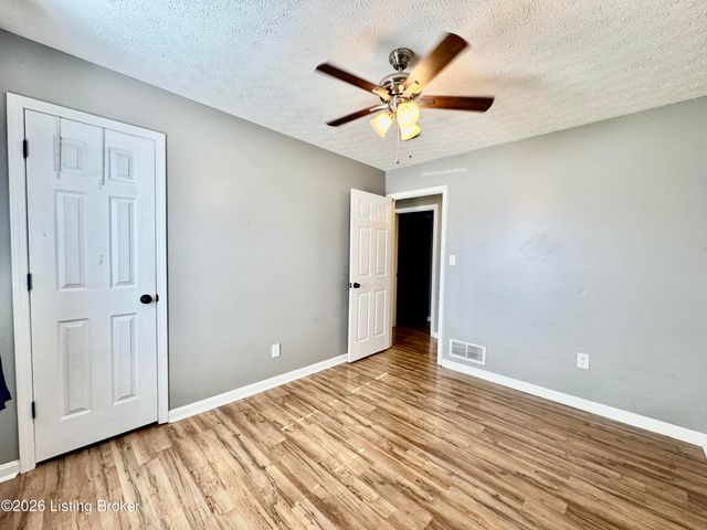 302 Bucky Burton Dr, Louisville, KY 40229