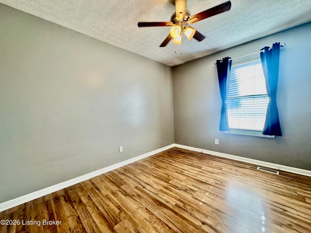 302 Bucky Burton Dr, Louisville, KY 40229