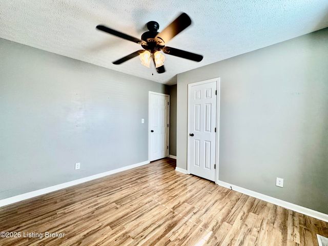 302 Bucky Burton Dr, Louisville, KY 40229