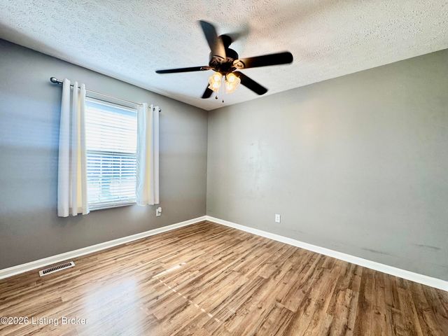 302 Bucky Burton Dr, Louisville, KY 40229