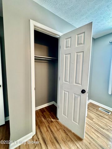 302 Bucky Burton Dr, Louisville, KY 40229