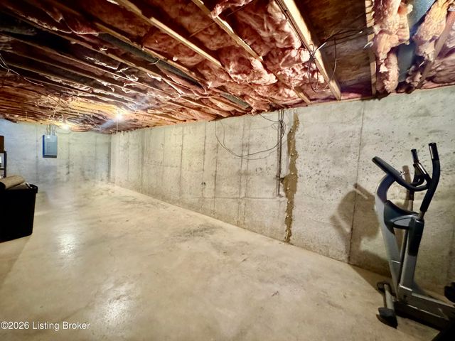 302 Bucky Burton Dr, Louisville, KY 40229