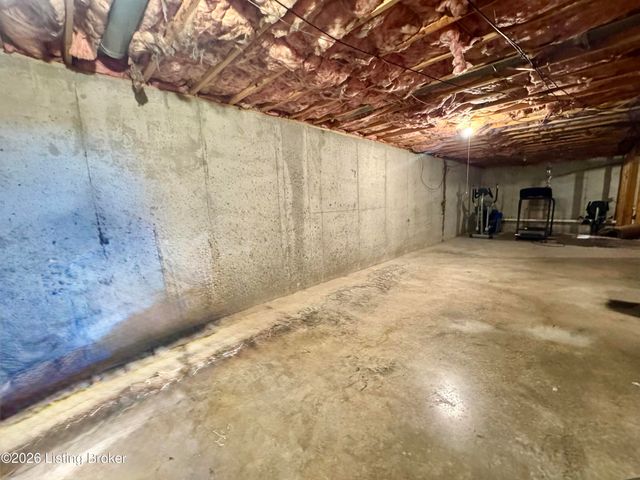 302 Bucky Burton Dr, Louisville, KY 40229