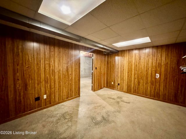 302 Bucky Burton Dr, Louisville, KY 40229