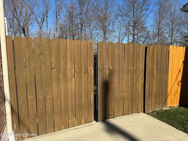 302 Bucky Burton Dr, Louisville, KY 40229