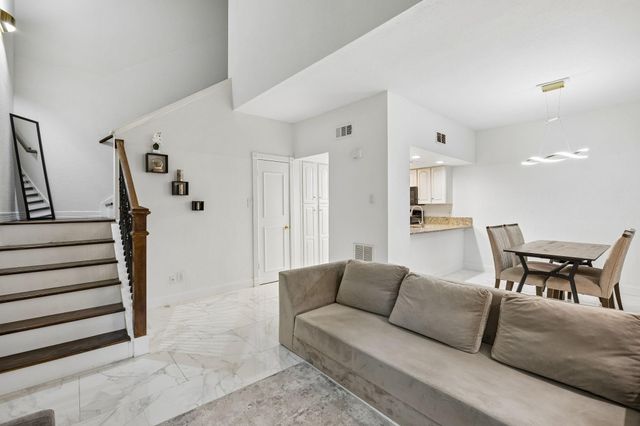 2601 Augusta Drive 14, Houston, TX 77057