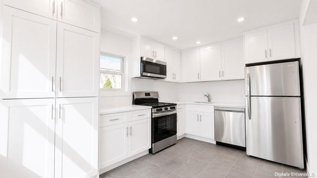 43 Yennicock Avenue 2, Port Washington, NY 11050
