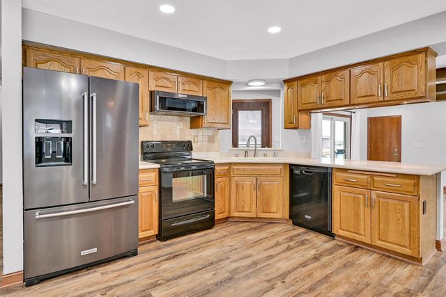 W243S10280 Meadow CIRCLE, Big Bend, WI 53103