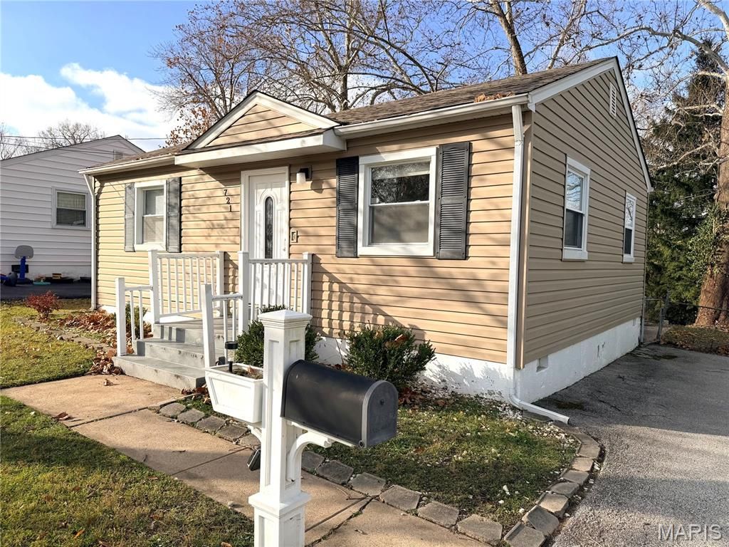 721 Beardsley Court, St Louis, MO 63135