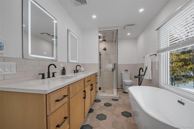 1A Orchard Farm Road, Port Washington, NY 11050