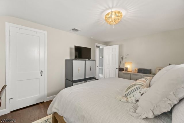 24 E Harrison Pl, Livingston Twp., NJ 07039