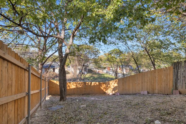 1205 E Powell Avenue, Fort Worth, TX 76104