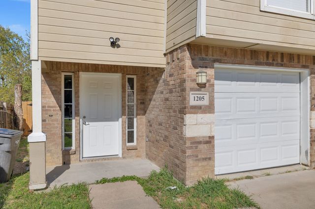 1205 E Powell Avenue, Fort Worth, TX 76104