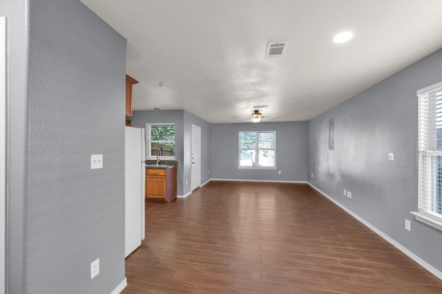 1205 E Powell Avenue, Fort Worth, TX 76104