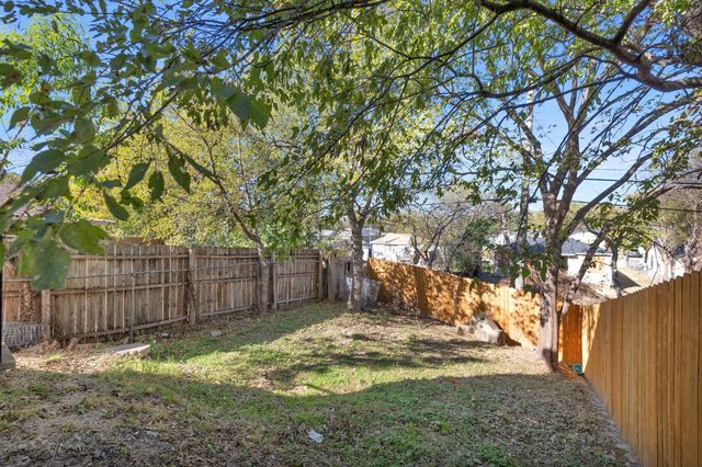 1205 E Powell Avenue, Fort Worth, TX 76104