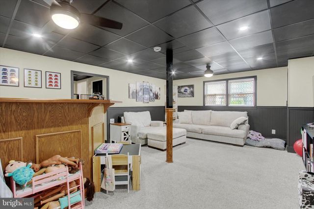 18 PINE LN, New Oxford, PA 17350