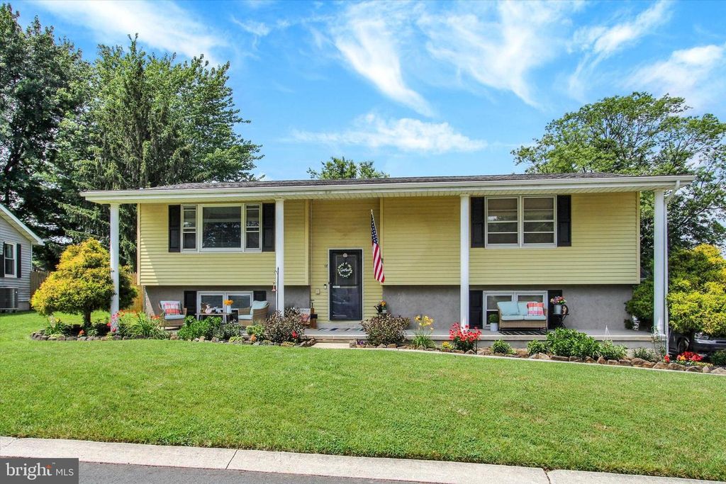 18 PINE LN, New Oxford, PA 17350