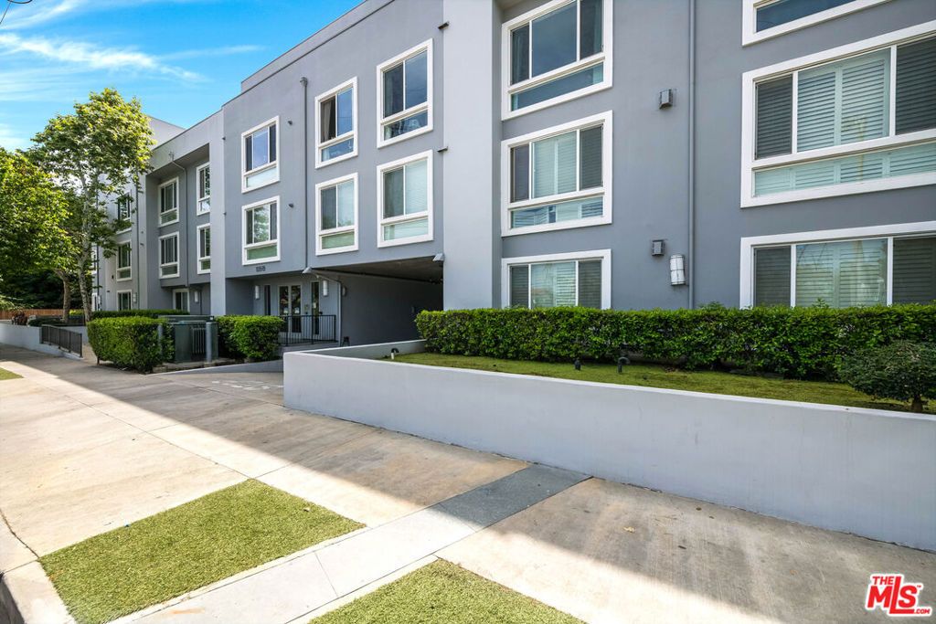 10878 Bloomfield Street 406, Toluca Lake, CA 91602 — exterior