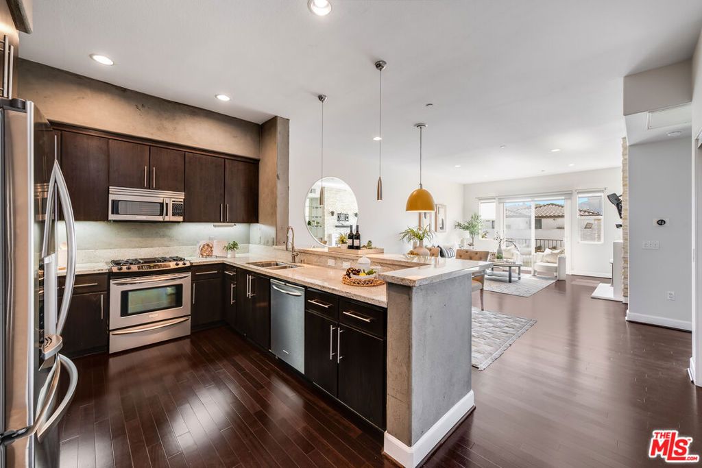10878 Bloomfield Street 406, Toluca Lake, CA 91602 — photo 3