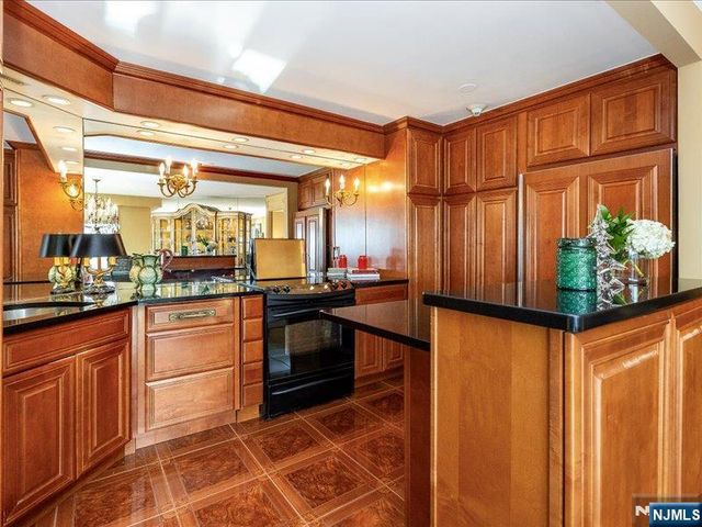 2 Claridge Drive 8IE, Verona, NJ 07044