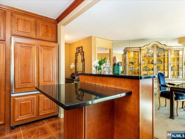 2 Claridge Drive 8IE, Verona, NJ 07044