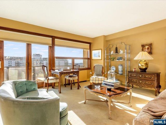 2 Claridge Drive 8IE, Verona, NJ 07044