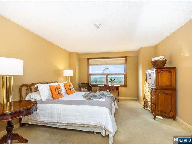 2 Claridge Drive 8IE, Verona, NJ 07044