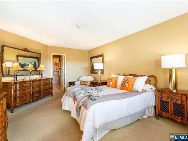 2 Claridge Drive 8IE, Verona, NJ 07044