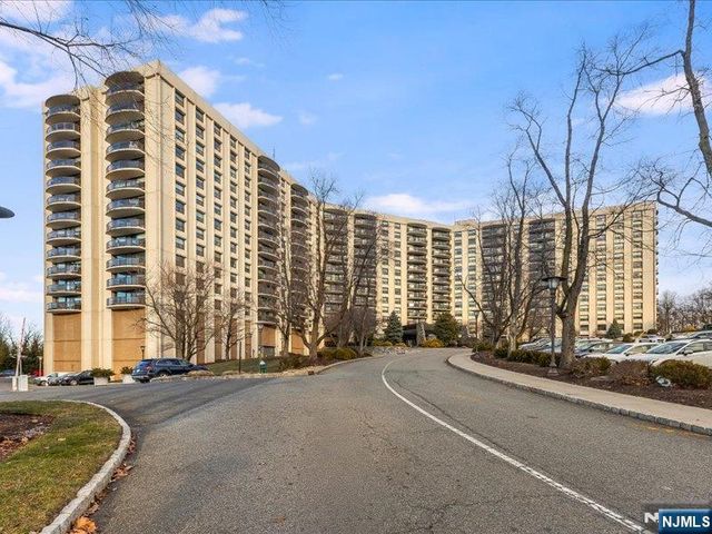 2 Claridge Drive 8IE, Verona, NJ 07044