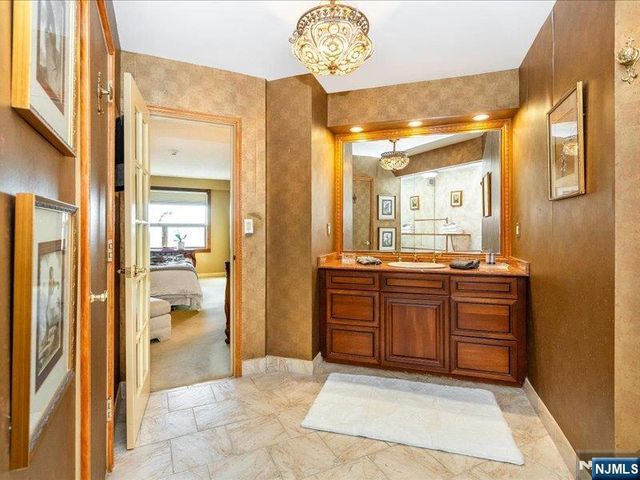 2 Claridge Drive 8IE, Verona, NJ 07044