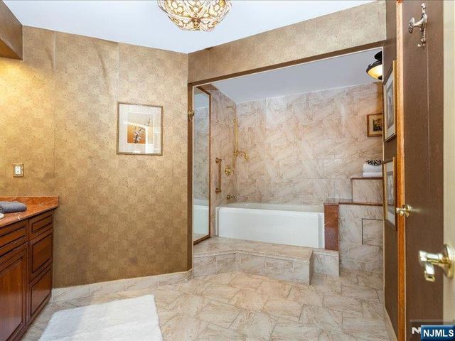 2 Claridge Drive 8IE, Verona, NJ 07044