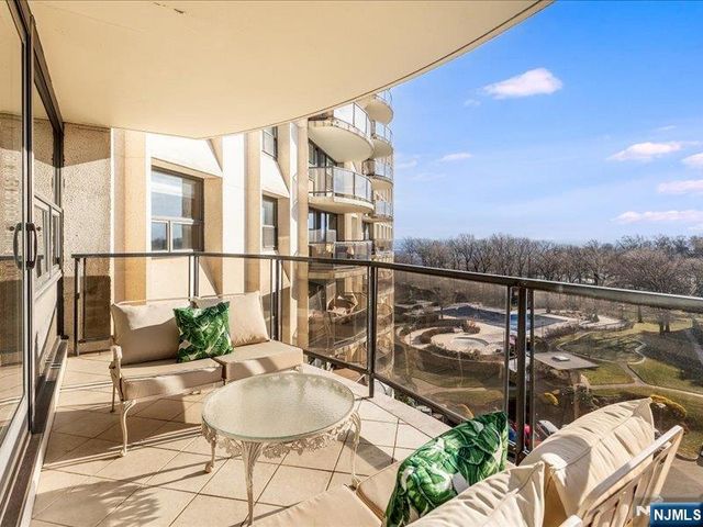 2 Claridge Drive 8IE, Verona, NJ 07044