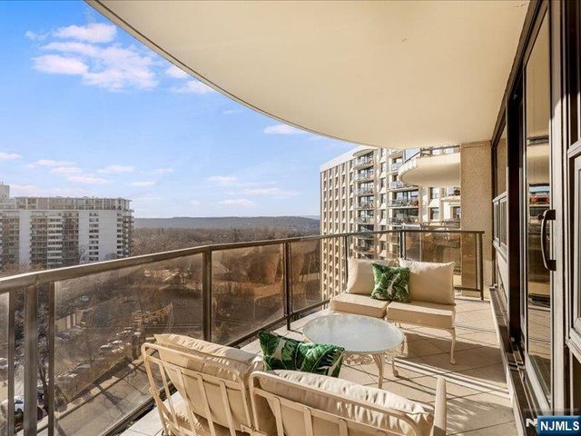 2 Claridge Drive 8IE, Verona, NJ 07044