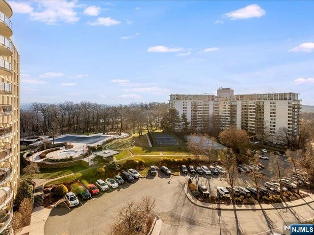 2 Claridge Drive 8IE, Verona, NJ 07044