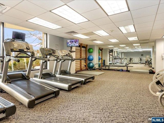 2 Claridge Drive 8IE, Verona, NJ 07044