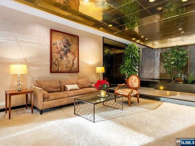 2 Claridge Drive 8IE, Verona, NJ 07044