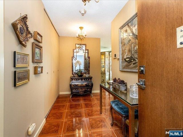 2 Claridge Drive 8IE, Verona, NJ 07044