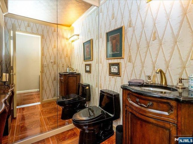 2 Claridge Drive 8IE, Verona, NJ 07044