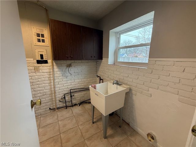 6751 Oakwood Road, Parma Heights, OH 44130