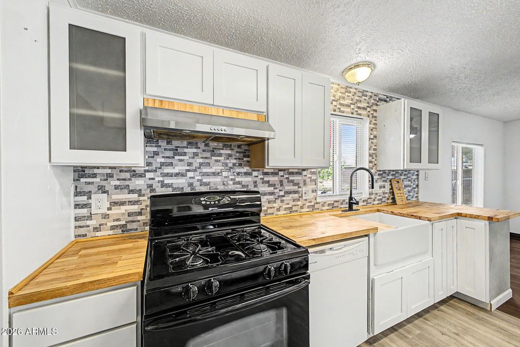 Image 10 of property listing at 1105 N Dysart Road 16, Avondale, AZ 85323