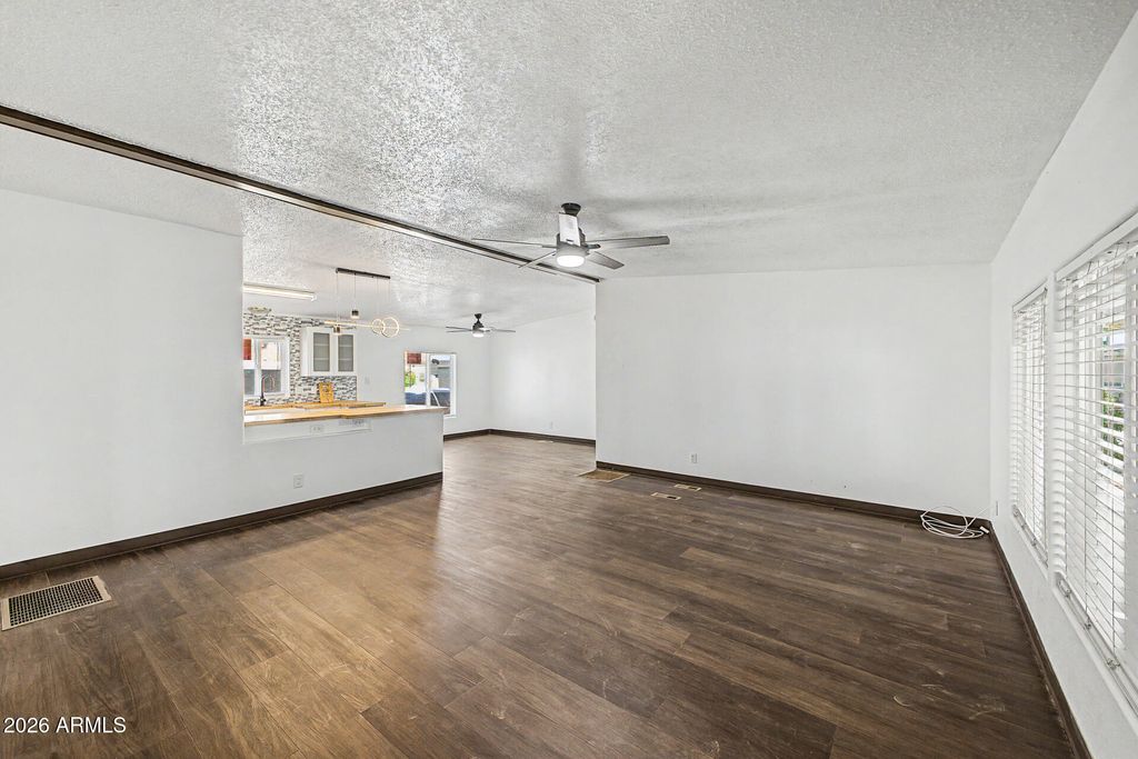 Image 3 of property listing at 1105 N Dysart Road 16, Avondale, AZ 85323