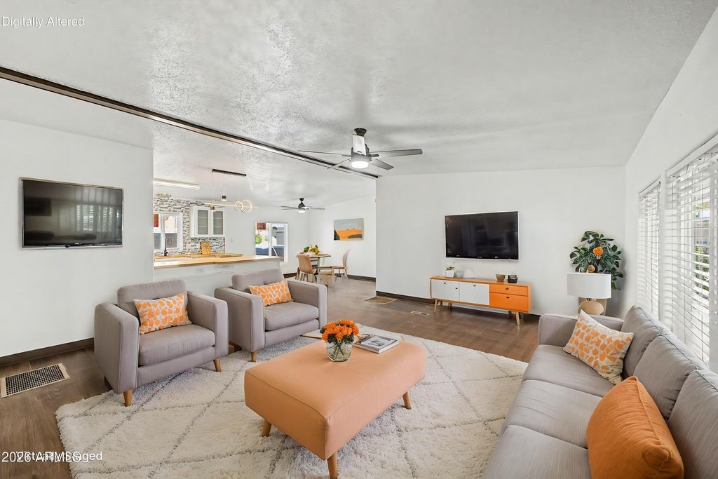 Image 4 of property listing at 1105 N Dysart Road 16, Avondale, AZ 85323