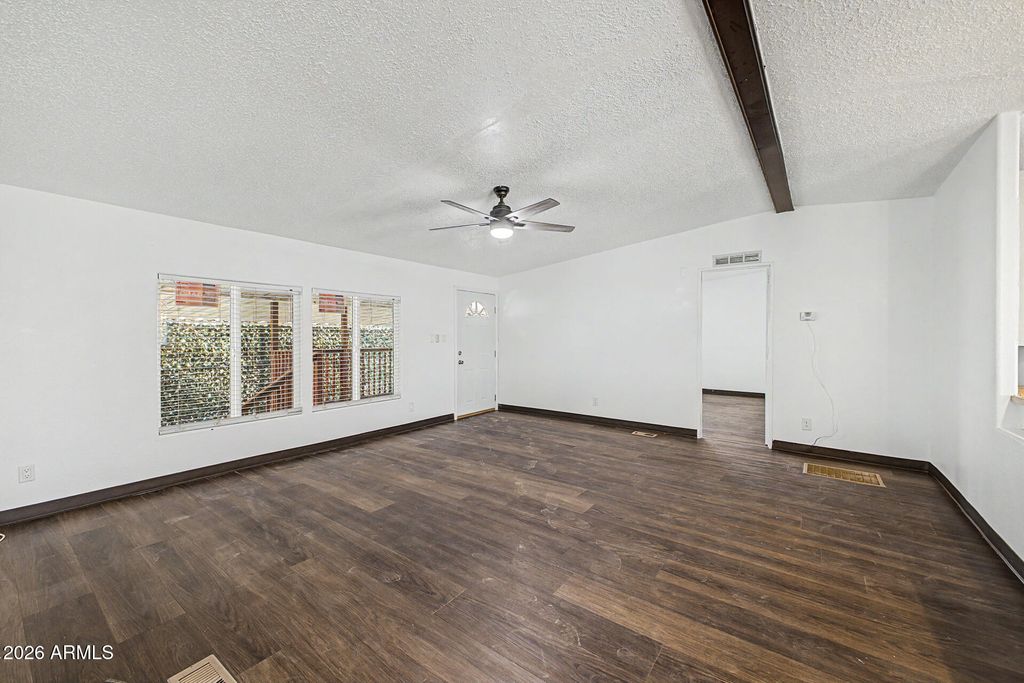 Image 5 of property listing at 1105 N Dysart Road 16, Avondale, AZ 85323