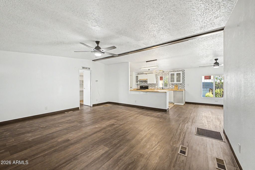 Image 6 of property listing at 1105 N Dysart Road 16, Avondale, AZ 85323