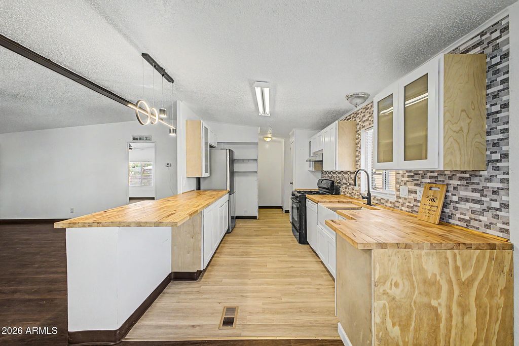 Image 9 of property listing at 1105 N Dysart Road 16, Avondale, AZ 85323