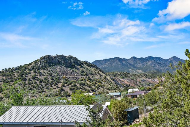6 Harvey, Madrid, NM 87010