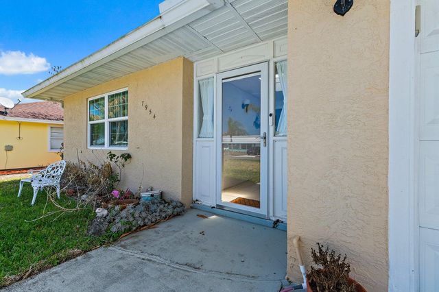 7954 SE Carlton Street E, Hobe Sound, FL 33455