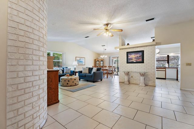 7954 SE Carlton Street E, Hobe Sound, FL 33455