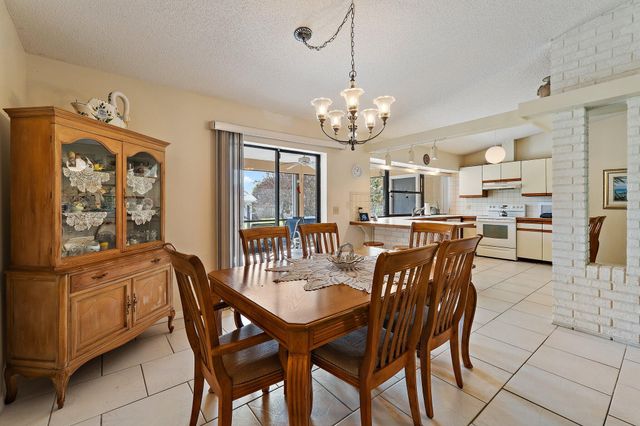 7954 SE Carlton Street E, Hobe Sound, FL 33455